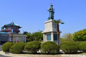 Amiral Yi Sun-sin statue