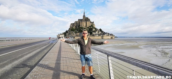 Mont Saint Michel vazut de pe puntea de acces